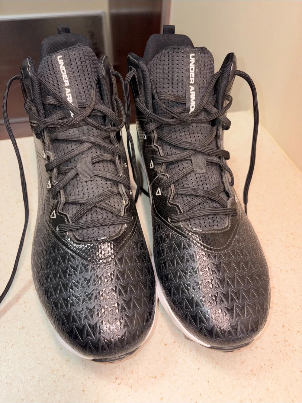 Under Armour Men’s Black Athletic Football Cleats, new